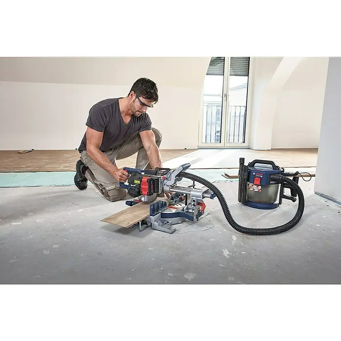 Bosch Professional Biturbo Akku-Kapp- & Gehrungssäge 18V-216 Solo - 18 V, Ohne Akku, Durchmesser Sägeblatt: 216 mm - Anwendungsbeispiel