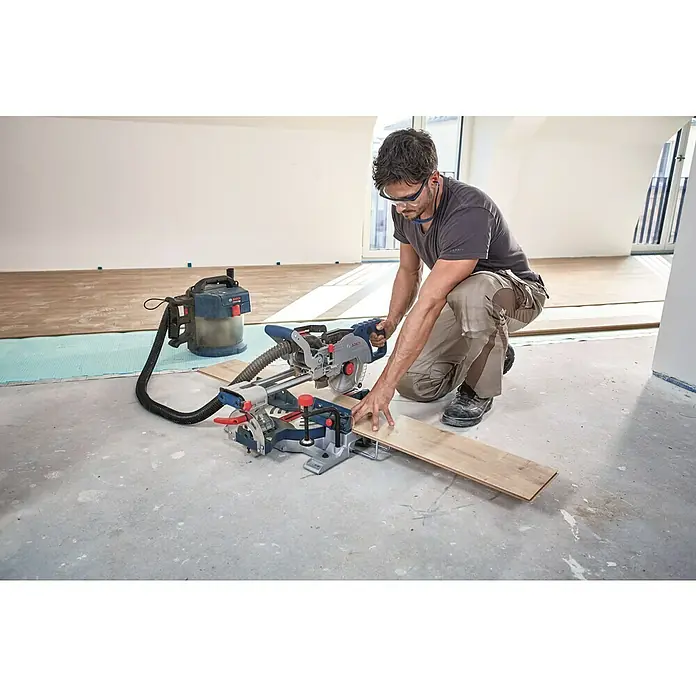 Bosch Professional Biturbo Akku-Kapp- & Gehrungssäge 18V-216 Solo - 18 V, Ohne Akku, Durchmesser Sägeblatt: 216 mm - Anwendungsbeispiel