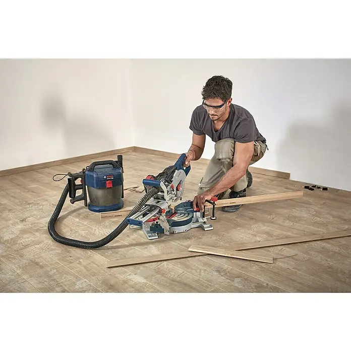 Bosch Professional Biturbo Akku-Kapp- & Gehrungssäge  18V-216 Solo - 18 V, Ohne Akku, Durchmesser Sägeblatt: 216 mm - Anwendungsbeispiel