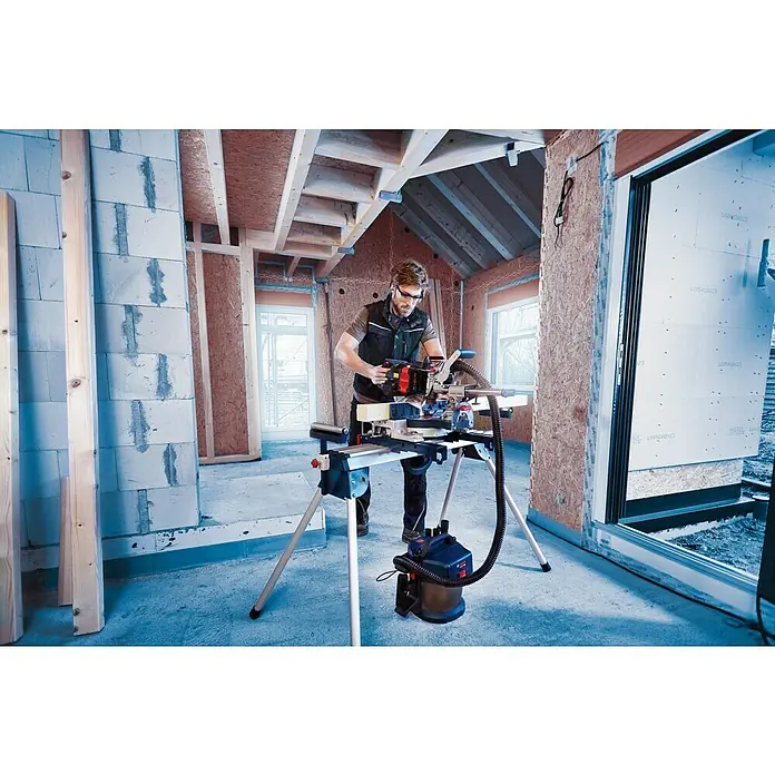 Bosch Professional Biturbo Akku-Kapp- & Gehrungssäge  18V-216 Solo - 18 V, Ohne Akku, Durchmesser Sägeblatt: 216 mm - Anwendungsbeispiel