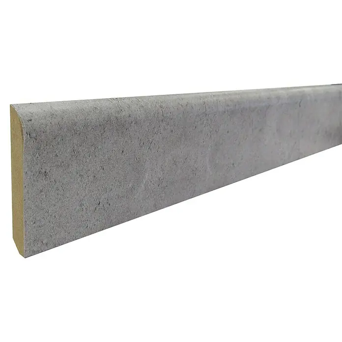 Bariperfil Rodapié Urban Concrete - 2,44 m x 10 mm x 70 mm - Primer plano