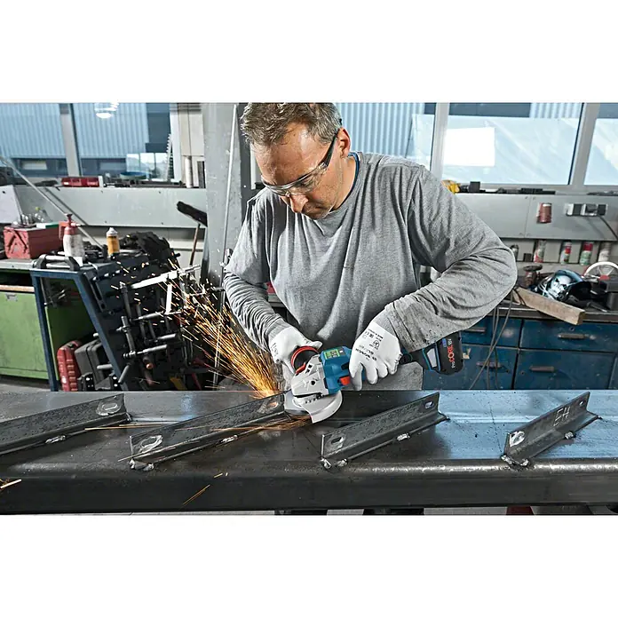 Bosch Professional Biturbo Akku-Winkelschleifer 18V-15 SC - 18 V, Ohne Akku, Durchmesser Scheibe: 125 mm - Anwendungsbeispiel