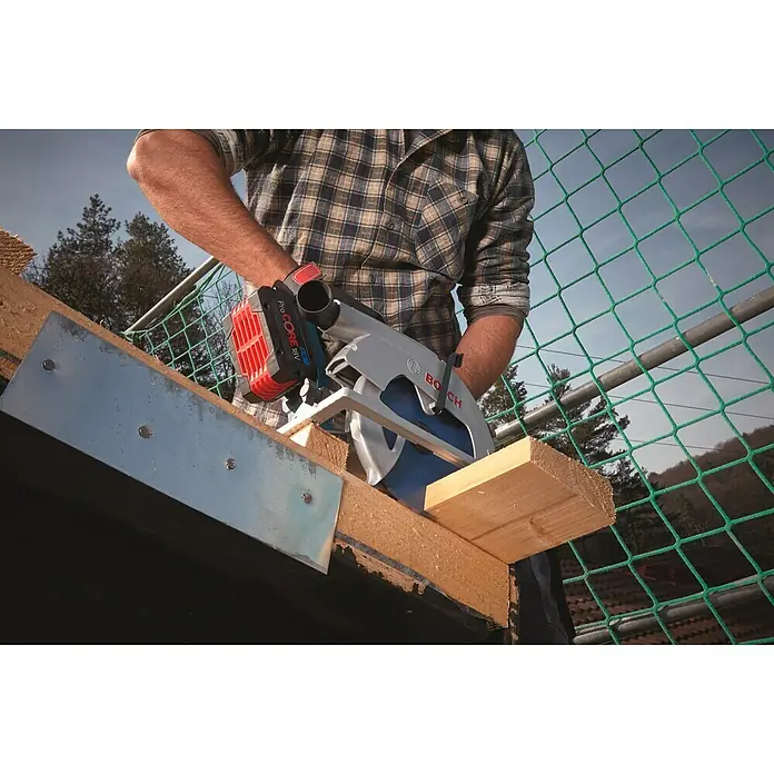 Bosch Professional Biturbo Akku-Handkreissäge GKS 18V-68 GC Solo - 18 V, Ohne Akku, Leerlaufdrehzahl: 2.500 U/min - 5.000 U/min - Anwendungsbeispiel