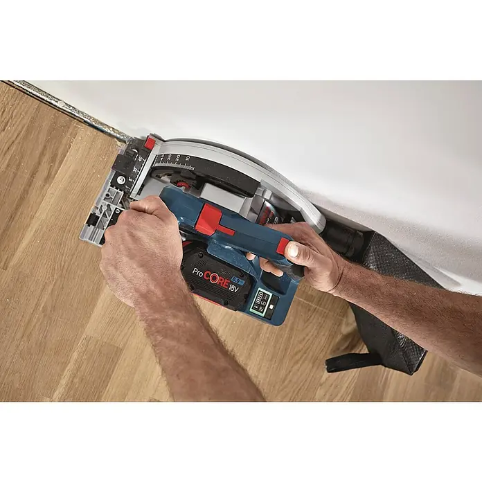 Bosch Professional Biturbo Akku-Tauchsäge GKT 18V-52 GC - 18 V, Ohne Akku, Durchmesser Sägeblatt: 140 mm, Leerlaufdrehzahl: 2.800 U/min - 5.500 U/min - Anwendungsbeispiel