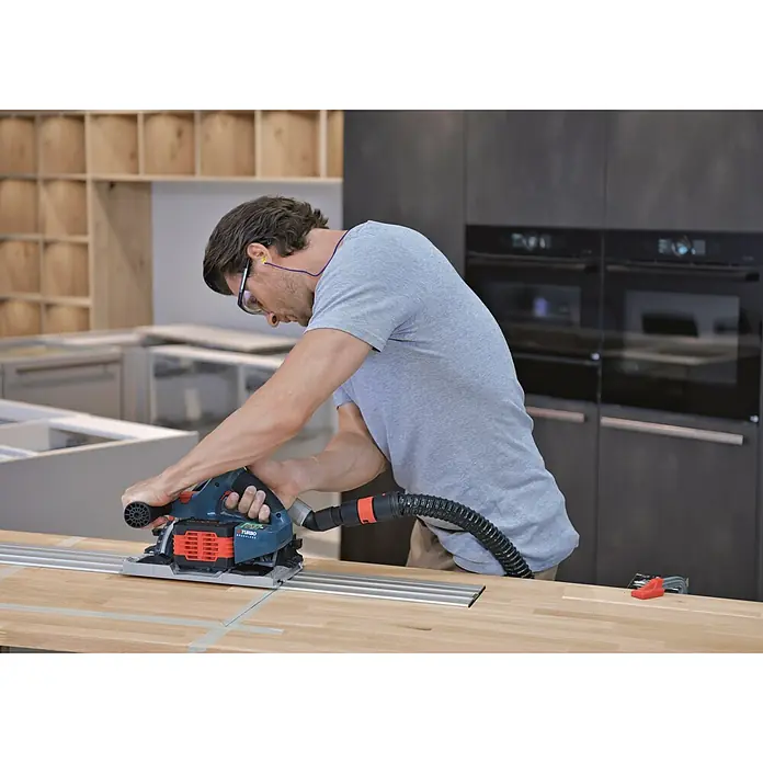 Bosch Professional Biturbo Akku-Tauchsäge GKT 18V-52 GC - 18 V, Ohne Akku, Durchmesser Sägeblatt: 140 mm, Leerlaufdrehzahl: 2.800 U/min - 5.500 U/min - Anwendungsbeispiel