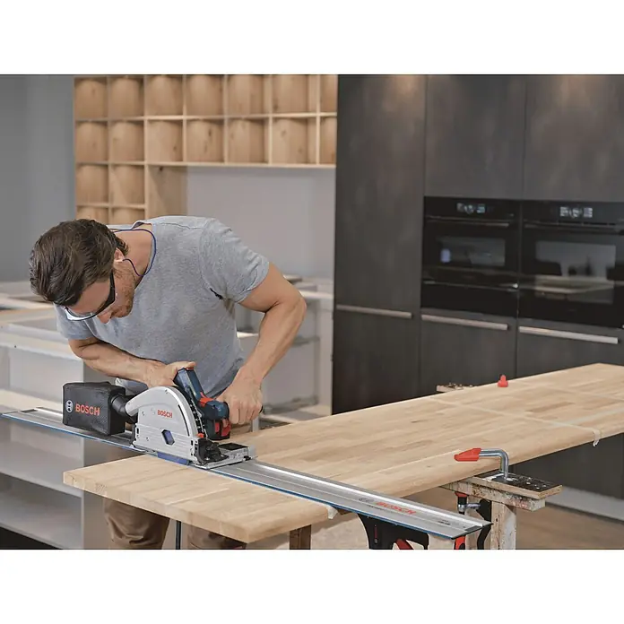 Bosch Professional Biturbo Akku-Tauchsäge GKT 18V-52 GC - 18 V, Ohne Akku, Durchmesser Sägeblatt: 140 mm, Leerlaufdrehzahl: 2.800 U/min - 5.500 U/min - Anwendungsbeispiel