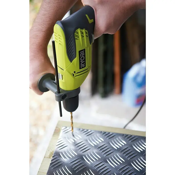 Ryobi Taladro percutor RPD800-K - 800 W, Número de revoluciones de marcha en vacío: 3.000 r.p.m. - Producto en uso