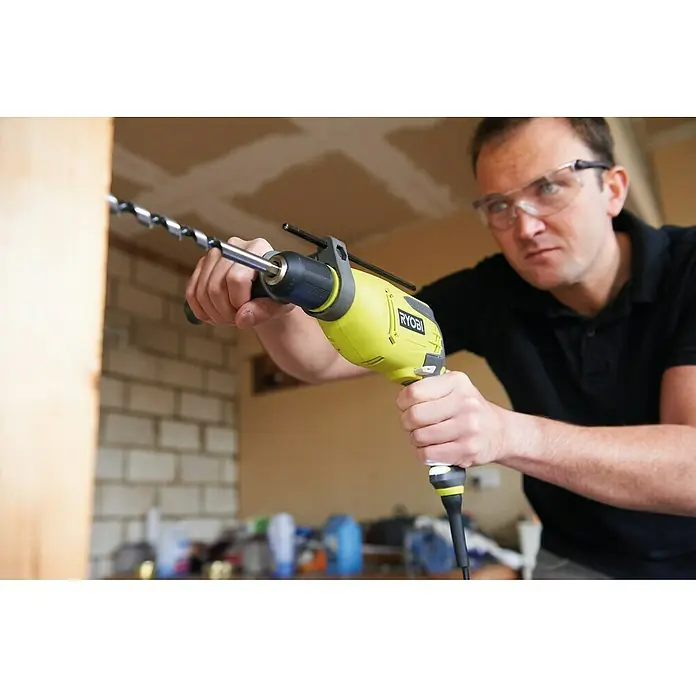 Ryobi Taladro percutor RPD800-K - 800 W, Número de revoluciones de marcha en vacío: 3.000 r.p.m. - Producto en uso