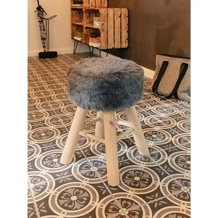 Fellhocker - Ø x H: 30 x 42 cm, Grau, Material Bezug: Polyester - Stimmungsaufnahme