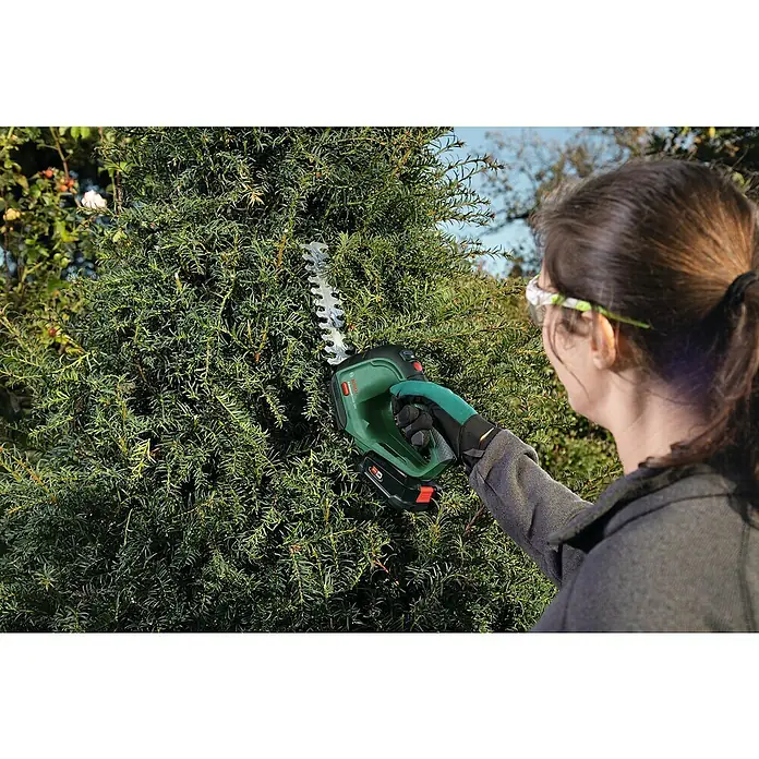 Bosch 18 V Power for All Akumulatorske škare za travu i grmove Advancedshear - 18 V, Litij-ionska, 1 baterija, Širina noža: 10 cm - Proizvod u upotrebi