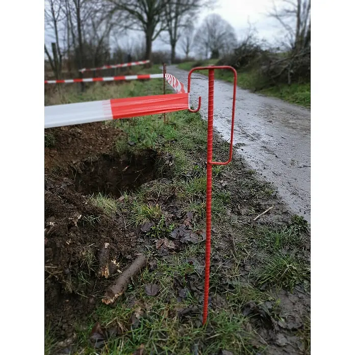 Absperrleinenhalter - 1,25 m, Sicherheitsbügel, Rot, Geschmiedet - Anwendungsbeispiel