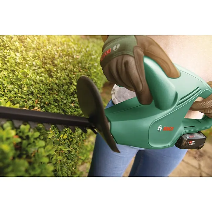 Bosch 18 V Power for All Akumulatorske škare za živicu EasyHedgeCut - 18 V, Litij-ionska, Bez akumulatora, Duljina reza: 40 cm - Proizvod u upotrebi
