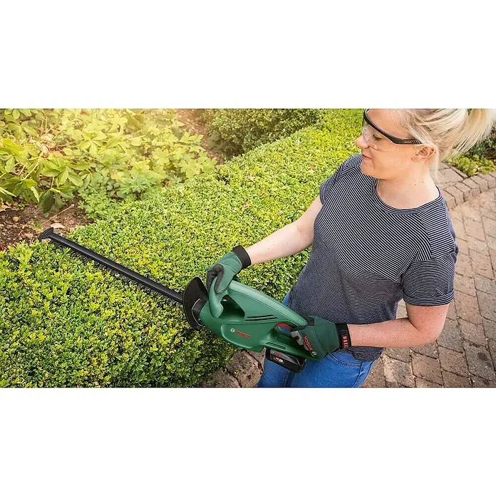 Bosch 18 V Power for All Akumulatorske škare za živicu EasyHedgeCut - 18 V, Litij-ionska, Bez akumulatora, Duljina reza: 40 cm - Proizvod u upotrebi