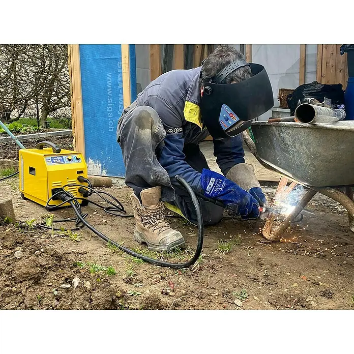 Gys Schweißgerät 3 in 1 Easymig 130 - Geeignet für: Schutzgas-, Fülldraht- und Elektrodenschweißen, 30 - 120 A (MIG/MAG-Schweißen) - Anwendungsbeispiel