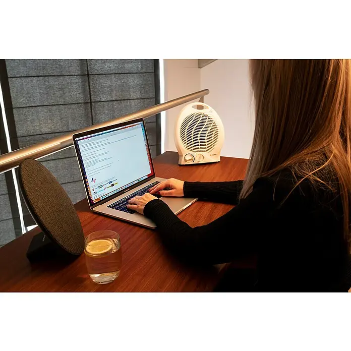 Calefactor de aire - 2.000 W, Blanco, 13 x 13 x 29 cm - Producto en uso