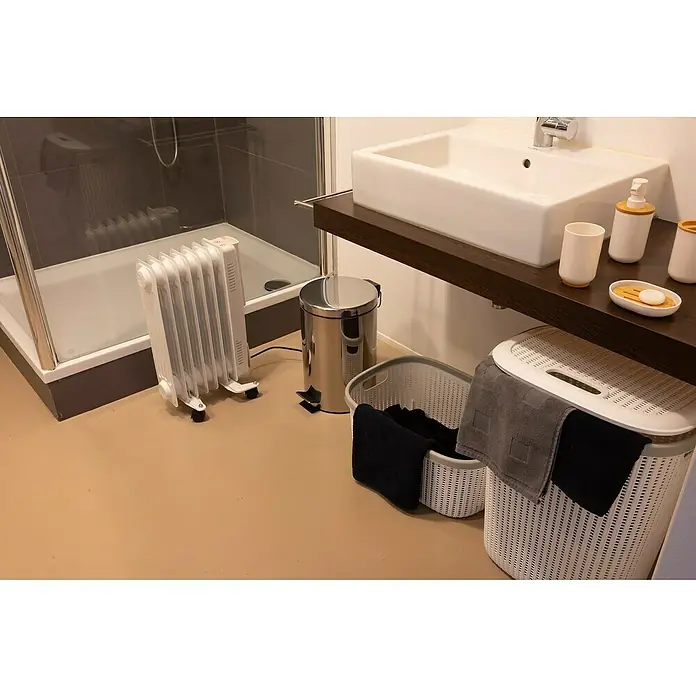 Radiador de aceite Ele - 1.500 W, Blanco, 23,5 x 55 x 33 cm - Foto ambiente