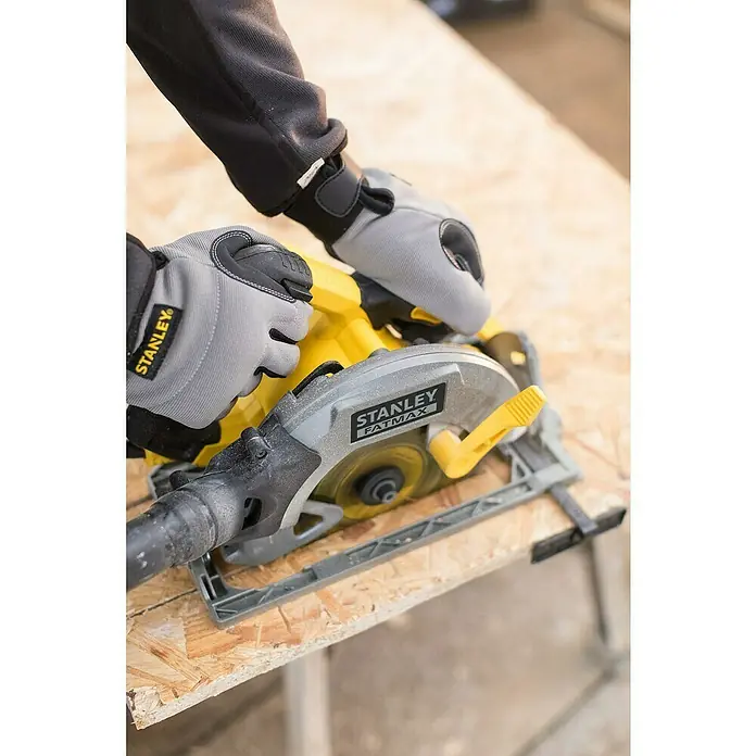 Stanley FatMax Sierra circular FME301K-Q - 1.650 W, Hoja de sierra: Ø 190 mm, 0 r.p.m. - 5.500 r.p.m. - Producto en uso