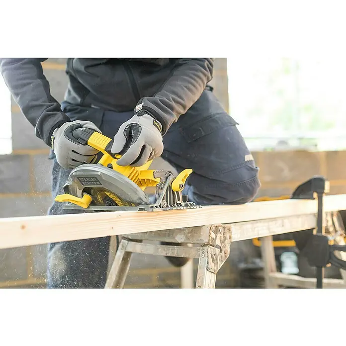 Stanley FatMax Sierra circular FME301K-Q - 1.650 W, Hoja de sierra: Ø 190 mm, 0 r.p.m. - 5.500 r.p.m. - Producto en uso