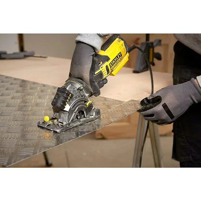Stanley FatMax Sierra circular FME380K-QS - 650 W, 0 r.p.m. - 5.500 r.p.m. - Producto en uso