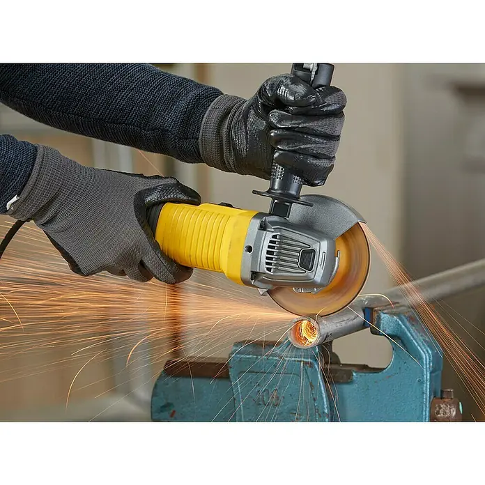 Stanley FatMax Amoladora FMEG220 - 850 W, 125 mm, 12.000 r.p.m. - Producto en uso