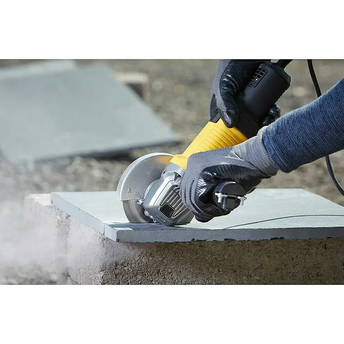 Stanley FatMax Amoladora FMEG210-QS - 850 W, 115 mm, 12.000 r.p.m. - Producto en uso
