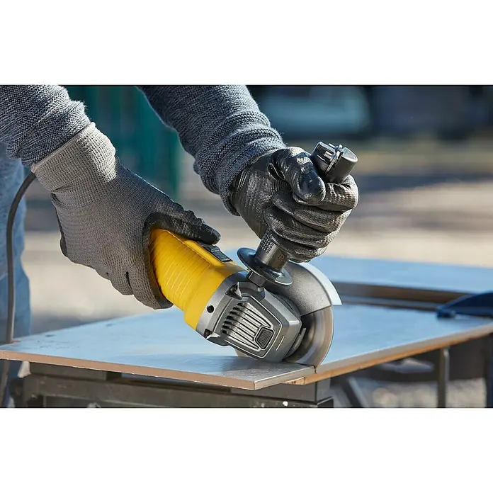 Stanley FatMax Amoladora FMEG220 - 850 W, 125 mm, 12.000 r.p.m. - Producto en uso