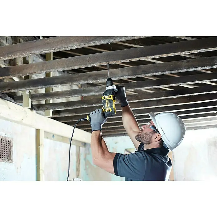Stanley FatMax Taladro percutor FMEH750K-QS con maletín - 750 W, 0 r.p.m. - 3.200 r.p.m. - Producto en uso