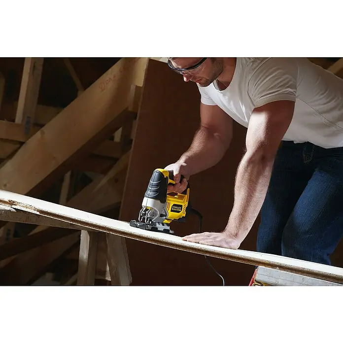 Stanley FatMax Caladora FME 340 - 710 W, Número de carreras marcha en vacío: 0 carreras/min. - 3.200 carreras/min. - Producto en uso