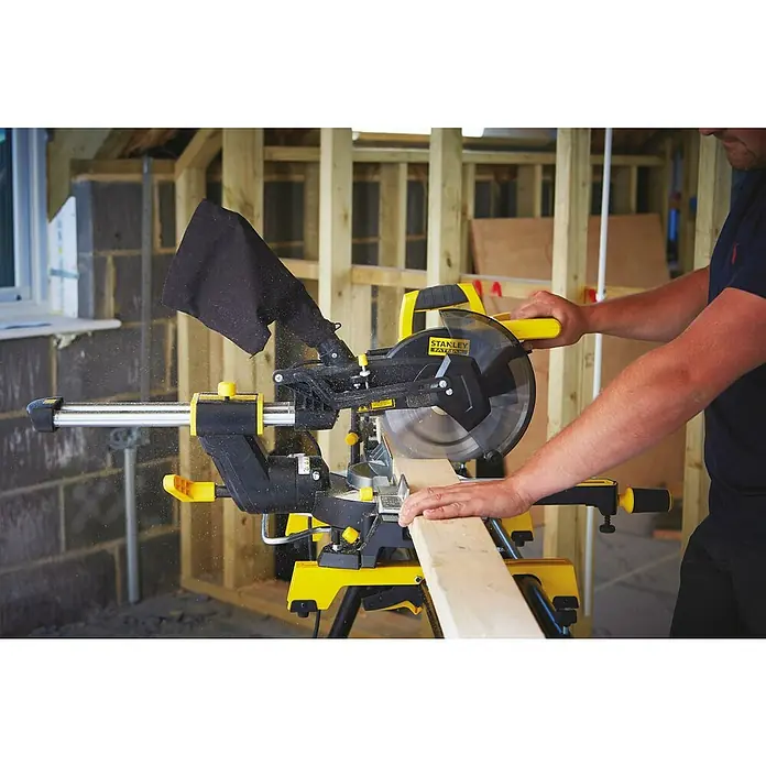 Stanley FatMax Sierra ingletadora telescópica FME721-QS - 1.500 W, Diámetro hoja de sierra: 216 mm, Número de revoluciones de marcha en vacío: 0 r.p.m. - 5.000 r.p.m. - Producto en uso
