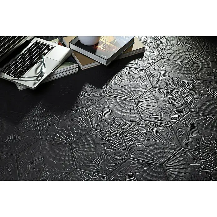 Feinsteinzeugfliese Hexagon Gaudi Black - 22 x 25 cm, Schwarz, Matt - Stimmungsaufnahme