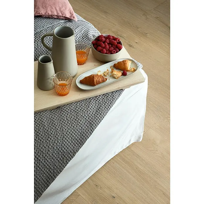 Egger Home Korkboden Comfort Jacksonville Eiche Natur - 1.292 x 193 x 8 mm, Landhausdiele - Stimmungsaufnahme