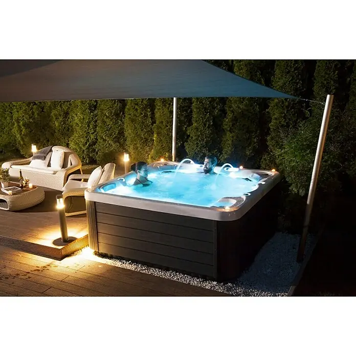 Camargue Außen-Whirlpool Havana 2 - 200 x 200 x 87 cm, Fassungsvermögen: 1.100 l, Geeignet für: 6 Personen - Anwendungsbeispiel