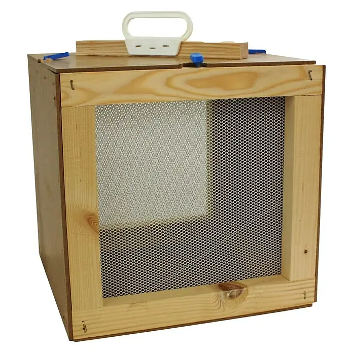 Schwarmkiste - Einsatzbereich: Imkerei, L x B x H: 30 x 30 x 31 cm - Diagonale Ansicht