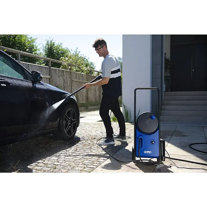 Nilfisk Hogedrukreiniger Core 140 In Hand PowerControl PAD - 1.800 W, Max. druk: 140 bar, Waterdoorvoer: 474 l/u - Toepassingsvoorbeeld