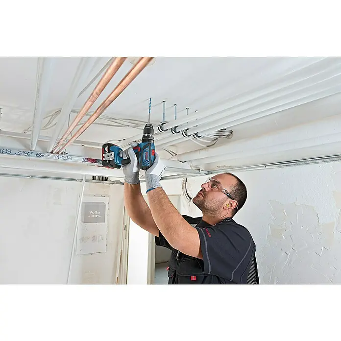 Bosch Professional Taladro atornillador percutor de batería GSB18-28 - 18 V, 2 baterías, 4 Ah, Número de revoluciones de marcha en vacío: 1.900 r.p.m. - Producto en uso