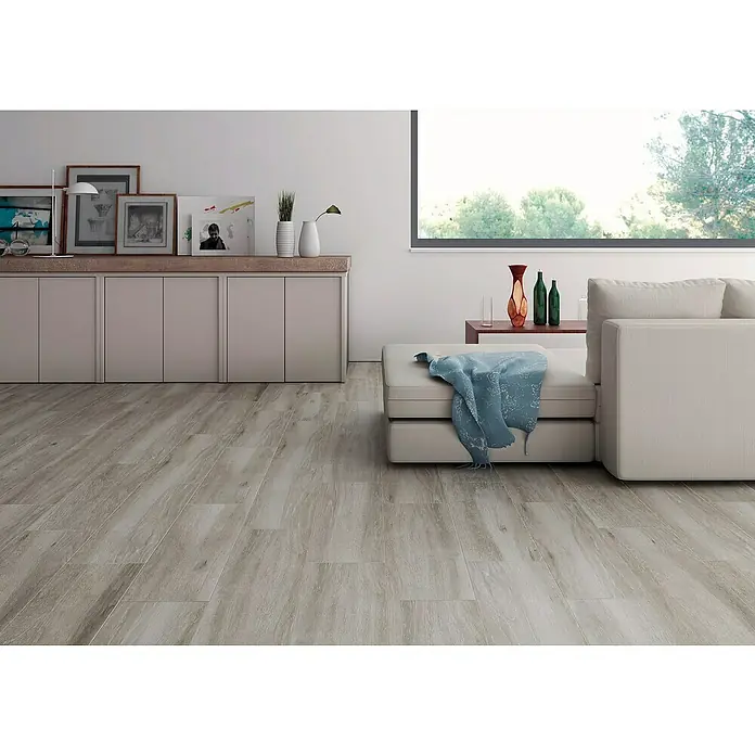 Pavimento cerámico Atelier - 23,5 x 66,2 cm, Taupe, Estilo madera - Foto ambiente