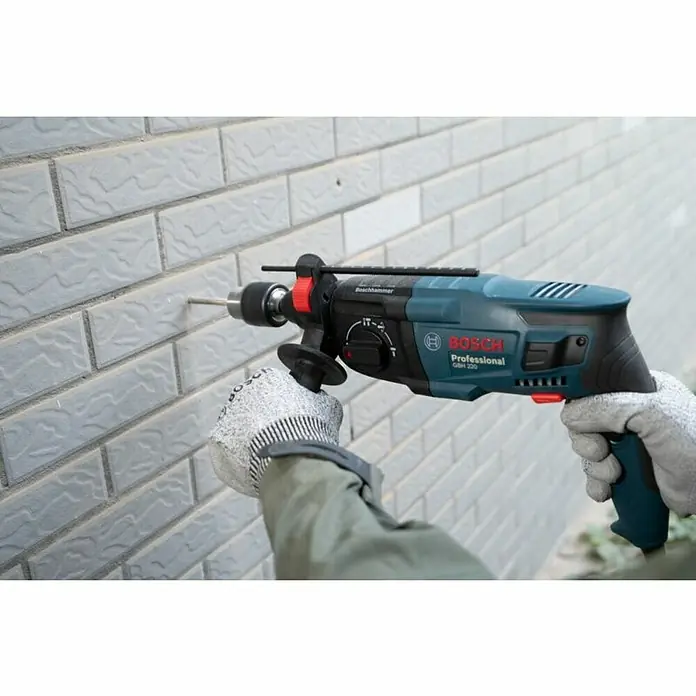 Bosch Professional Udarna bušilica GBH 220 - 720 W, Broj okretaja pri praznom hodu: 0 okr/min - 4.800 okr/min, Jačina pojedinog udarca: 1,7 J - Proizvod u upotrebi
