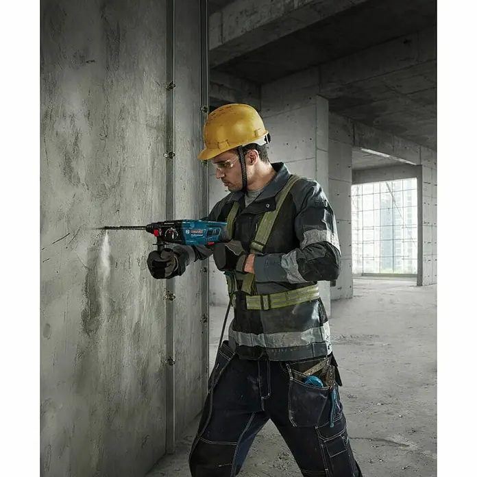 Bosch Professional Udarna bušilica GBH 220 - 720 W, Broj okretaja pri praznom hodu: 0 okr/min - 4.800 okr/min, Jačina pojedinog udarca: 1,7 J - Proizvod u upotrebi