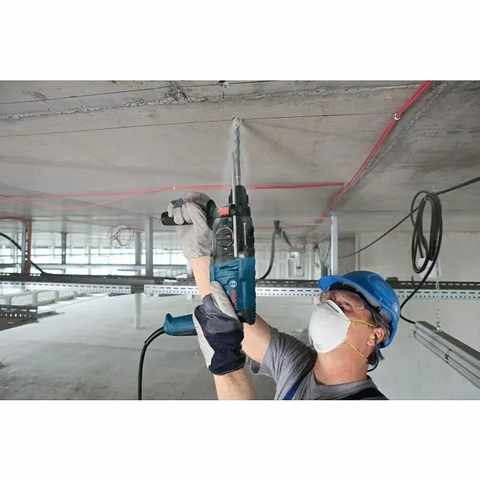Bosch Professional Udarna bušilica GBH 220 - 720 W, Broj okretaja pri praznom hodu: 0 okr/min - 4.800 okr/min, Jačina pojedinog udarca: 1,7 J - Proizvod u upotrebi