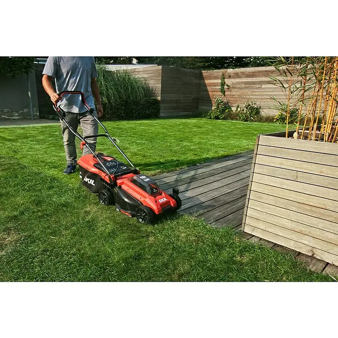 Skil Akumulatorska kosilica 0130 BA - 36 V, 2 baterije, 2 Ah, Širina reza: 34 mm - Proizvod u upotrebi