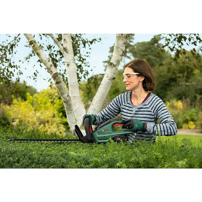 Bosch 18 V Power for All Akumulatorske škare za živicu UniversalHedgeCut 18-55 - 18 V, Litij-ionska, 1 baterija, Duljina reza: 50 cm - Proizvod u upotrebi