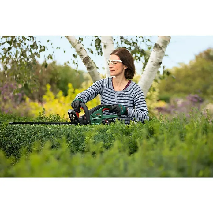 Bosch 18 V Power for All Akku-Heckenschere Universal HedgeCut 18V-55 - 18 V, Li-Ionen, Ohne Akku, Schnittlänge: 50 cm - Anwendungsbeispiel