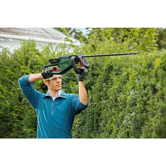 Bosch 18 V Power for All Akku-Heckenschere Universal HedgeCut 18V-55 - 18 V, Li-Ionen, Ohne Akku, Schnittlänge: 50 cm - Anwendungsbeispiel