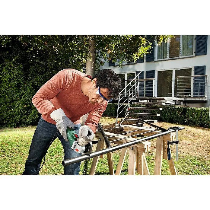Bosch Winkelschleifer PWS 700-115 - 700 W, Durchmesser Scheibe: 115 mm, Leerlaufdrehzahl: 12.000 U/min - Anwendungsbeispiel
