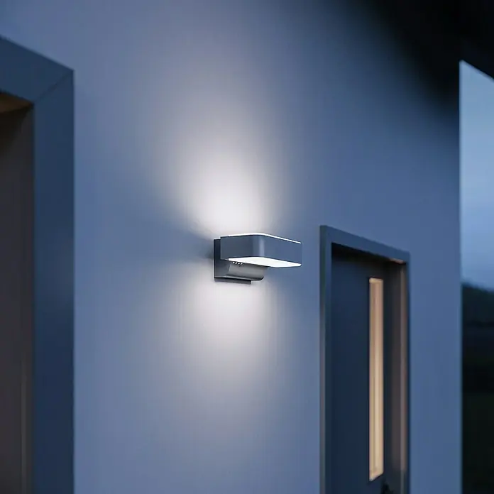 Steinel LED-Außenwandleuchte L 810 S SI - 9,8 W, 8,8 x 23 x 14,5 cm, Silber, IP44 - Stimmungsaufnahme