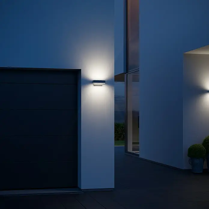 Steinel LED-Außenwandleuchte L 810 S SI - 9,8 W, 8,8 x 23 x 14,5 cm, Silber, IP44 - Stimmungsaufnahme