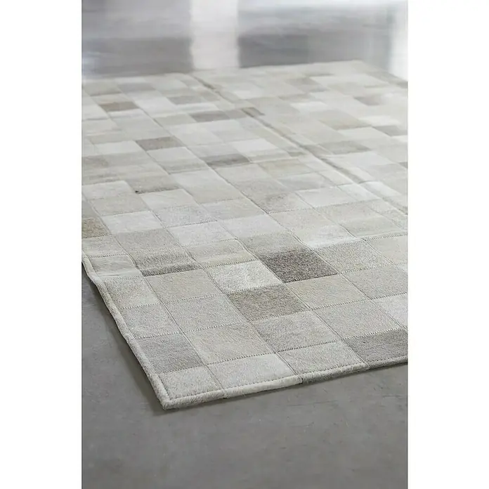 Esbeco Deko-Kuhfell Patchwork - Grau, 180 x 120 cm, 100 % Echtfell - Stimmungsaufnahme