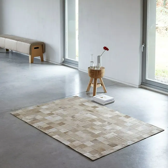 Esbeco Deko-Kuhfell Patchwork - Champagner, 180 x 120 cm, 100 % Echtfell - Stimmungsaufnahme
