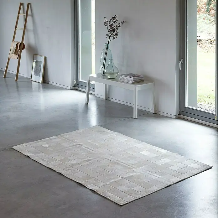 Esbeco Deko-Kuhfell Patchwork - Weiß, 180 x 120 cm, 100 % Echtfell - Stimmungsaufnahme