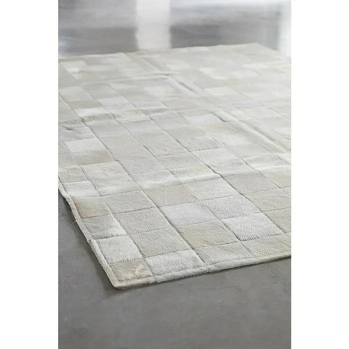 Esbeco Deko-Kuhfell Patchwork - Weiß, 180 x 120 cm, 100 % Echtfell - Stimmungsaufnahme